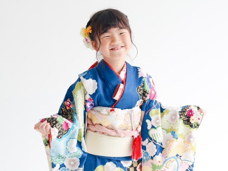 ふんわり可愛い、今どきモダンなサイドアップ